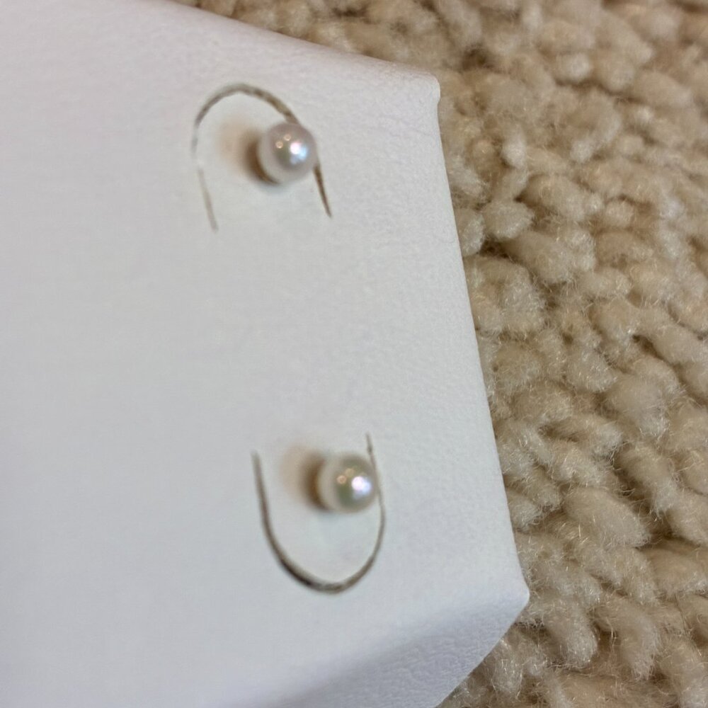 Ultra Freshwater Pearl with 14K Yellow Gold Locking Back 4mm in White Hard Box - Picture 7 of 13